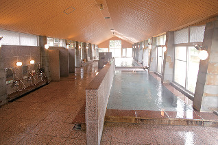 【熊本・阿蘇ドライブスポット×温泉】湯につかり凝った趣向の天井を仰ぐ「阿蘇白水温泉 瑠璃」