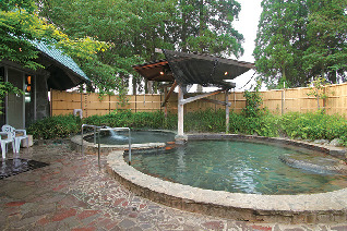 【熊本・阿蘇ドライブスポット×温泉】湯につかり凝った趣向の天井を仰ぐ「阿蘇白水温泉 瑠璃」