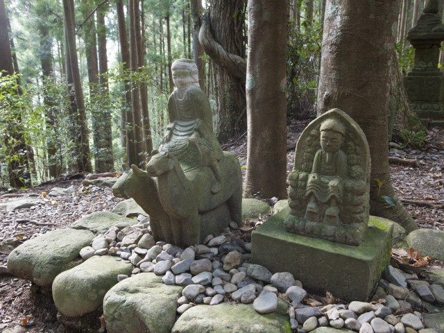 【熊野古道・中辺路×箸折峠〜継桜王子コース】1.かわいらしい童子が旅人を迎える「箸折峠・牛馬童子像」