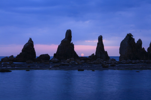 【潮岬から紀伊大島へ本州最南端ドライブ】弘法大師伝説が残る不思議な岩々の奇勝「橋杭岩」