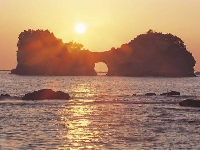 【白浜×ドライブ】時とともに表情を変える白浜のシンボル「円月島」