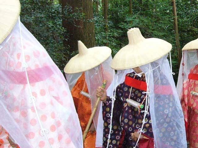 熊野那智大社周辺のお立ち寄りスポット「大門坂茶屋」で平安衣装で那智山詣