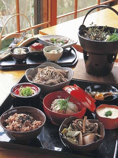 【和歌山・有田&御坊×グルメ】地元の山の香りがする摘み草会席「香料理庵 紅葉」