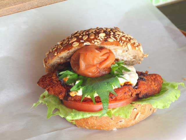 【田辺&みなべ×ショッピング】さっぱりボリューミーなご当地バーガー「パン工房カワ 田辺店」