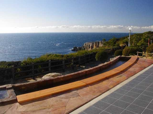 【白浜×ドライブ】切り立った岩肌に波がぶつかるダイナミックな光景「三段壁」