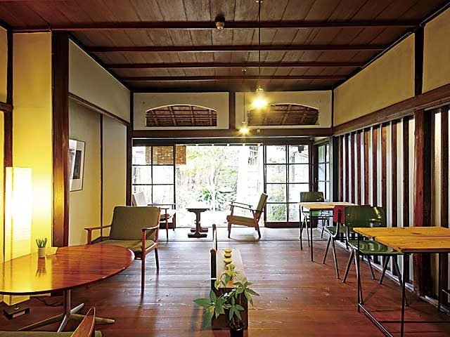 萩焼の器と調和する町家カフェ「晦事」