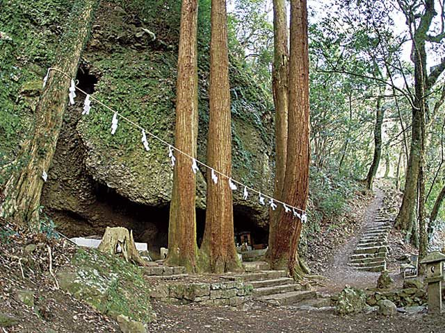 奥深い緑に包まれた祈願スポット「岩屋権現」