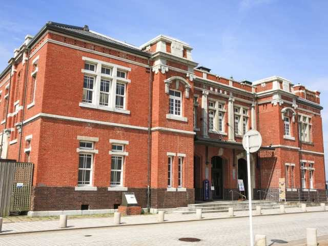 重厚なレンガ造り「旧門司税関」