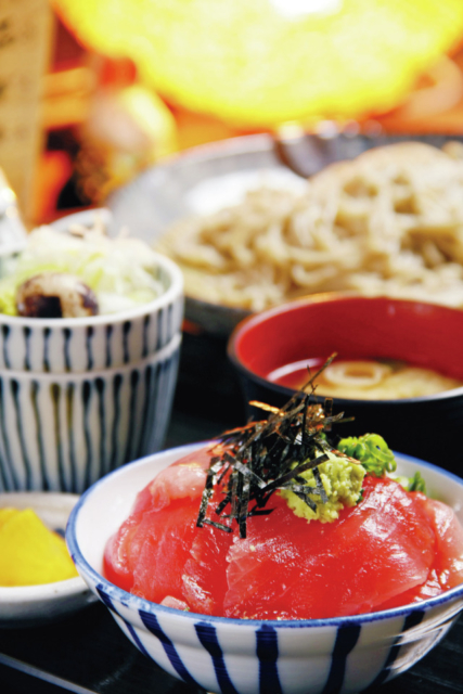 【那智勝浦×マグロ】色鮮やかな切り身がたっぷりの丼をいただく「十割そば 森本屋」