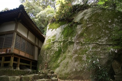 子育てや安産の霊験が宿る大岩「帯石観音」