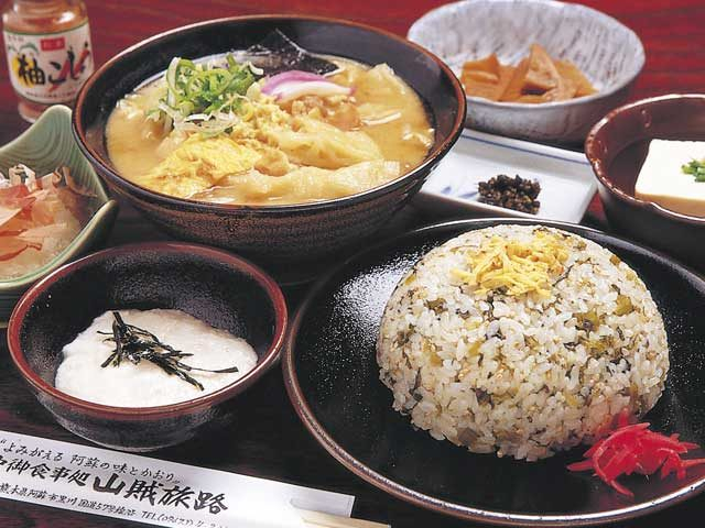 【熊本・阿蘇ドライブスポット×グルメ】阿蘇名物の高菜めしをどうぞ「山賊旅路」