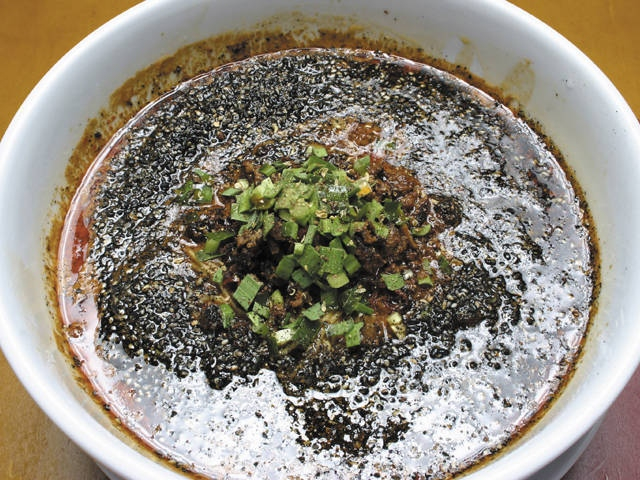 辛さのなかにゴマの風味をしっかり感じる一杯「萬力屋 熊本鶴屋百貨店」