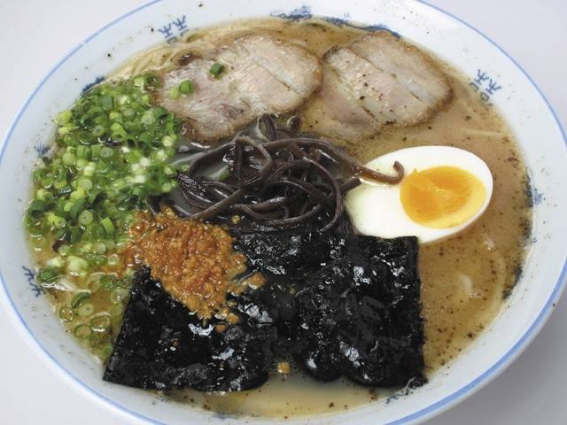 地元の人が足しげく通うアットホームな店「麺馬鹿団ラーメン彩華」