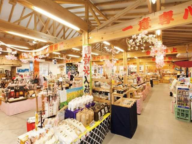 人吉の工芸品や味が並ぶ「人吉温泉物産館」