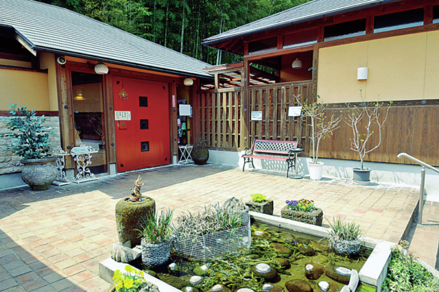 【平山温泉×美肌の湯】アジアのリゾートをイメージした設計が特徴「華の番台」