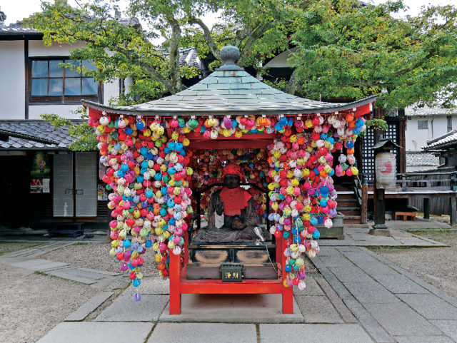 【清水寺参道】カラフルな猿に願掛け「八坂庚申堂」
