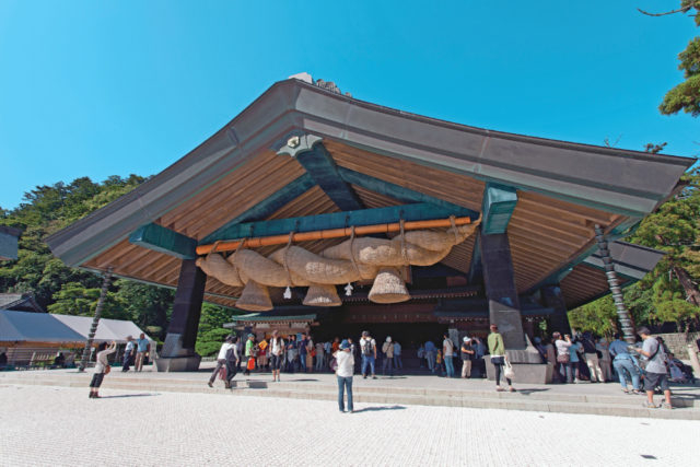 【出雲大社のお社】長さ13.5m、太さ8mの巨大しめ縄がシンボル「神楽殿」