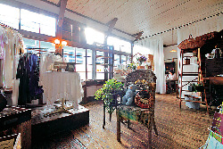 【女学院跡】明治期の校舎が欧風カフェに変身「Café Tien Tien」