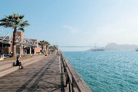 テイクアウト海鮮グルメは景色といっしょに堪能!