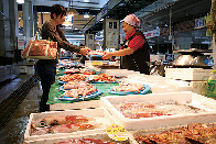 唐戸市場に行ったら鮮魚店でお買い物をしよう