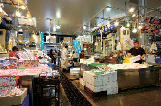 唐戸市場に行ったら鮮魚店でお買い物をしよう