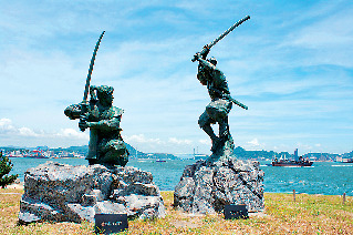 武蔵・小次郎像