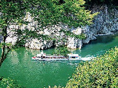 どこまでも断崖絶壁が続く日本屈指の大峡谷へ