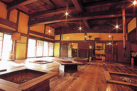 地元の食材を囲炉裏端で楽しむ「高森田楽の里」