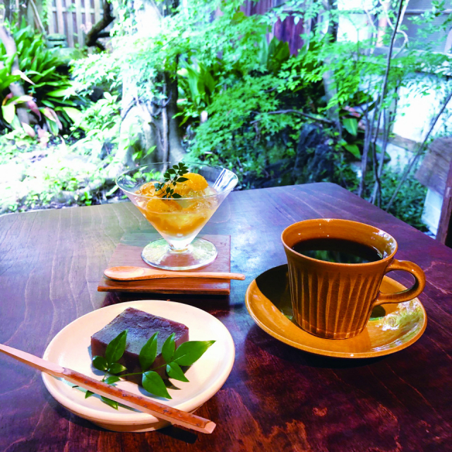 萩焼の器と調和する町家カフェ「晦事」