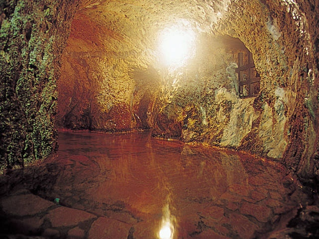 露天風呂と洞窟風呂が名物「山の宿 新明館」