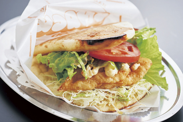 モチモチ食感のナンでふぐフライをサンド「インド料理 ナンダン」