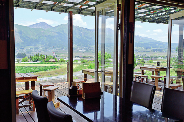 南阿蘇にぽつりと建つ絶景カフェ「カフェ プルニエ」