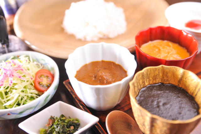 地元の産物で作る三種のカレー「カフェレストラン わろく屋」