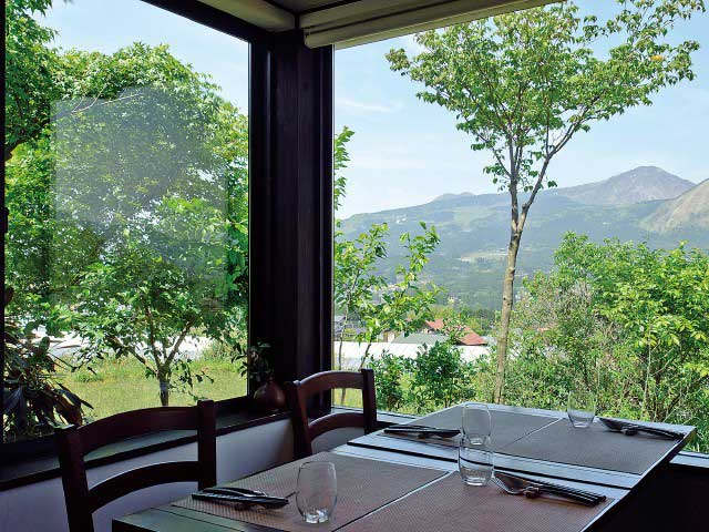 2種のコースと阿蘇山の景観を楽しむ「ASOスローフード自然派レストラン イロナキカゼ」