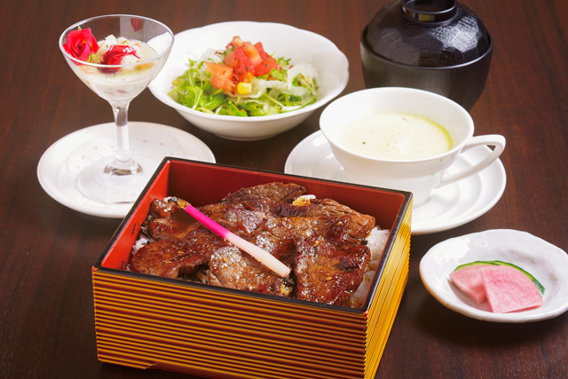 【カジュアルな近江牛】やわらかい肉に特製タレが絡む「肉料理 くすたろう」