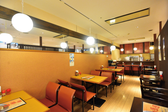 製麺所直送中太麺があっさりスープに合う「明明家」