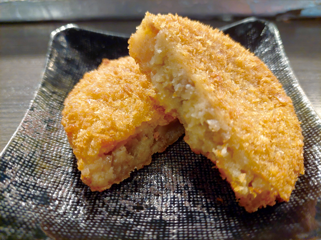 【近江八幡観光モデルコース】千成亭 八幡堀店の近江牛コロッケ