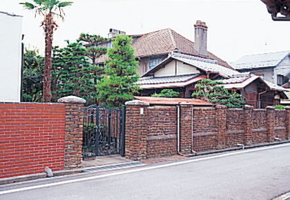 【ヴォーリズ建築おすすめ見学スポット】6.赤レンガの塀が続く住宅街「池田町洋風住宅街」