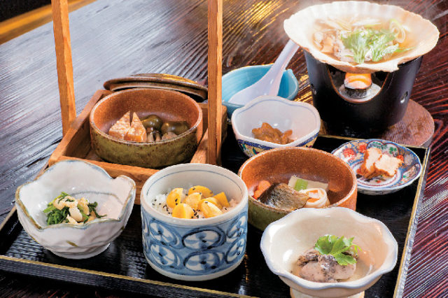 美術品に囲まれた旧家のレストラン「百穂苑」