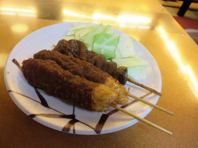 【おちょぼ稲荷で食べ歩き】店先で味わう揚げたての串カツ「串かつ 玉家」