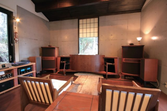 森の中のカフェ