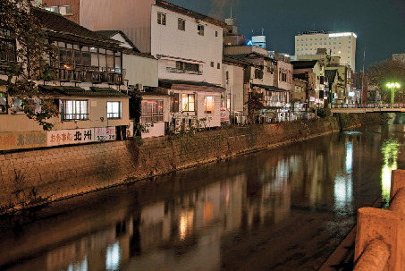 旭川のほとりに建つ川反通りならではの味わい深い店「喰処 北洲」