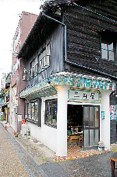 【オリベストリート×器探し】センスのよいアンティーク雑貨を発掘「三角屋」