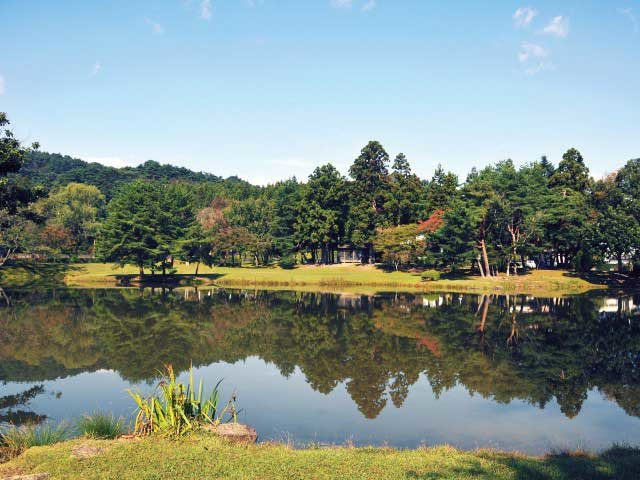 祈りに満ちた寺院の遺構「観自在王院跡」