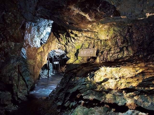 竜宮の門をくぐり洞内のさらに奧へ…