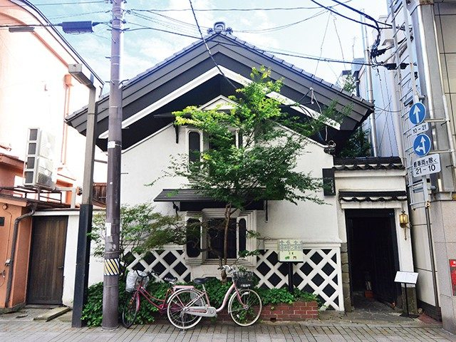 重厚な雰囲気が漂う築100年の蔵の喫茶店「茶廊 車門」