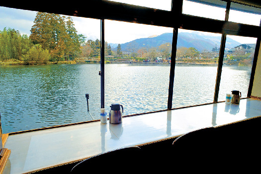 湖畔のレストラン