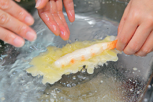 2.衣をつくり、具材をのせる