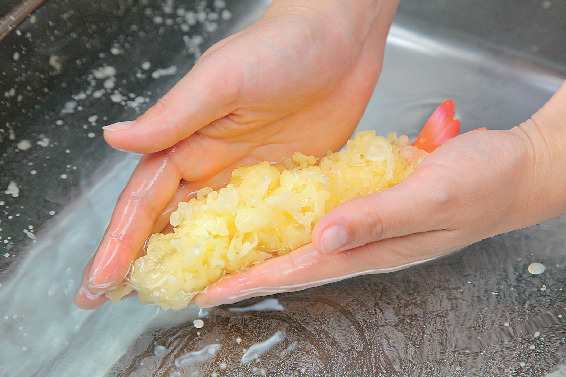 3.ロウで糊付けし、衣で包む