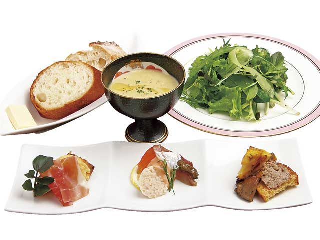 【阿蘇×絶景レストラン】阿蘇の山々が迫る絶景をひとり占め「cuisine 駱駝」